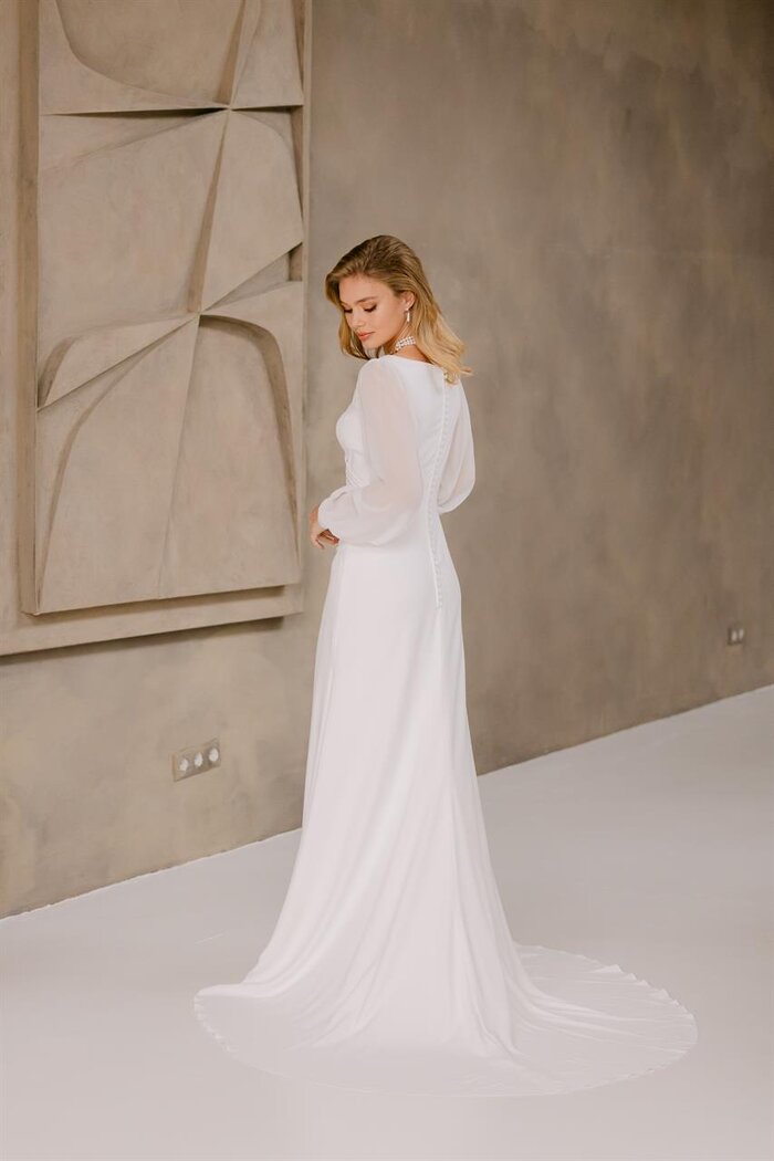 Elegantes Brautkleid „Vanessa“ von Marylise mit tiefem V-Ausschnitt, langen transparenten Ärmeln, Drapierungen und fließender Schleppe in der Rückenansicht