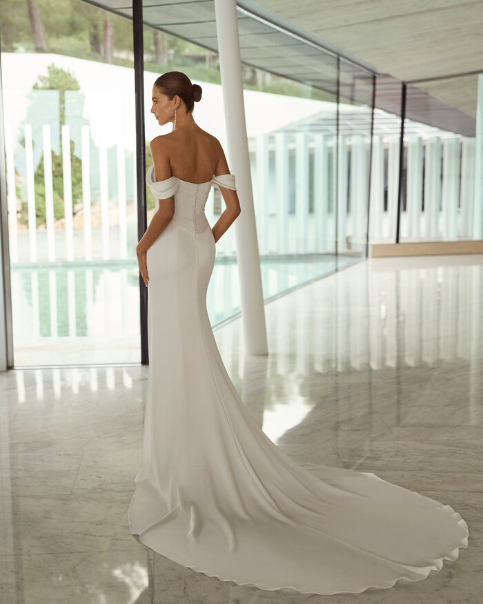 Das Brautkleid Garazi von Rosa Clara Brautkleid Garazi von Rosa Clará mit elegantem Off-Shoulder-Ausschnitt, drapiertem Oberteil und fließender Silhouette mit langer Schleppe