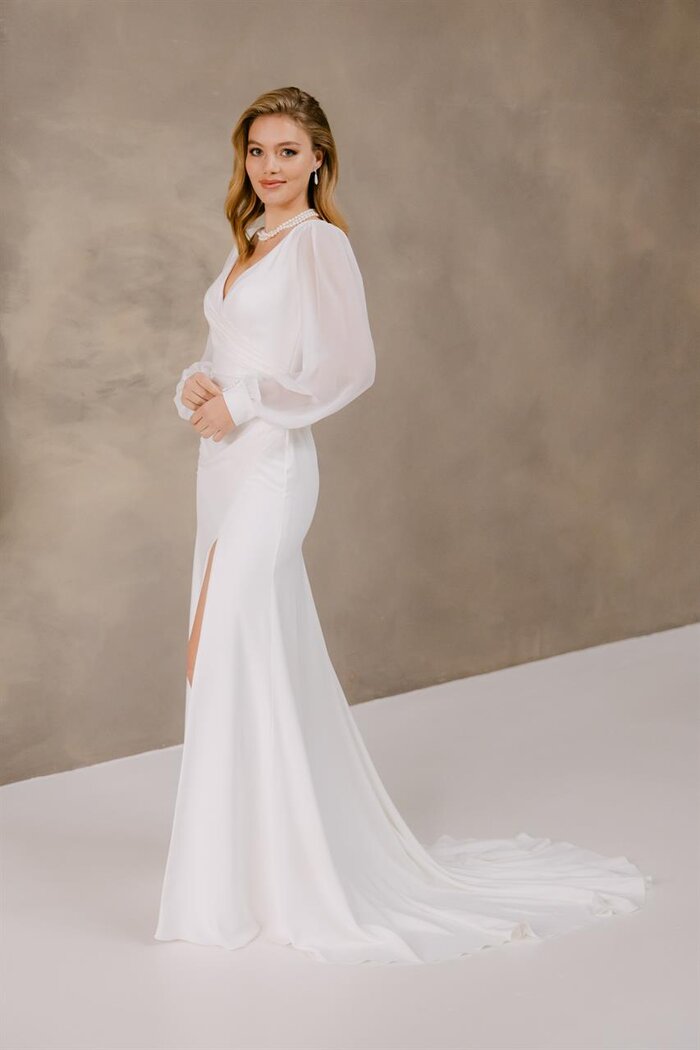 Elegantes Brautkleid „Vanessa“ von Marylise mit tiefem V-Ausschnitt, langen transparenten Ärmeln, Drapierungen und fließender Schleppe