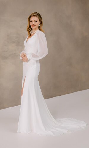 Das Brautkleid Vanessa von Marylise Elegantes Brautkleid „Vanessa“ von Marylise mit tiefem V-Ausschnitt, langen transparenten Ärmeln, Drapierungen und fließender Schleppe