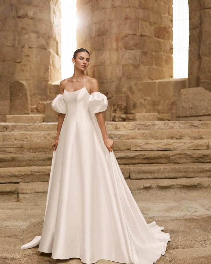 Das Brautkleid Pomelo von Adriana Alier -Ausschnitt und fließendem ausgestelltem Rock