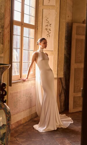 Das Brautkleid Whitney von Alberto Palatchi Brautkleid Whitney von Alberto Palatchi aus Satin in einem fließenden Fit-and-Flare-Schnitt mit Neckholder und mit kurzer Schleppe