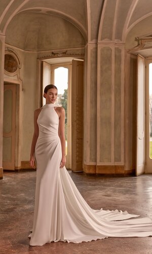 Das Brautkleid Daisy von Alberto Palatchi Brautkleid Daisy von Alberto Palatchi aus Satin mit elegantem tiefen Wasserfall-Rückenausschnitt, drapiertem Oberteil, figurbetontem Fit-and-Flare-Schnitt und fließender langer Schleppe