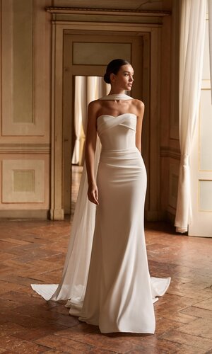 Das Brautkleid Malin von Alberto Palatchi Brautkleid Malin von Alberto Palatchi mit elegantem Bandeau-Ausschnitt, drapiertem Oberteil, figurbetontem Fit-and-Flare-Schnitt und fließender Schleppe