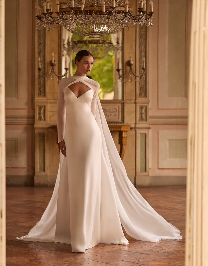 Das Brautkleid Hildur von Alberto Palatchi Brautkleid Hildur von Alberto Palatchi aus Satin in einer fließenden A-Linie mit Spaghettiträgern mit kurzer Schleppe