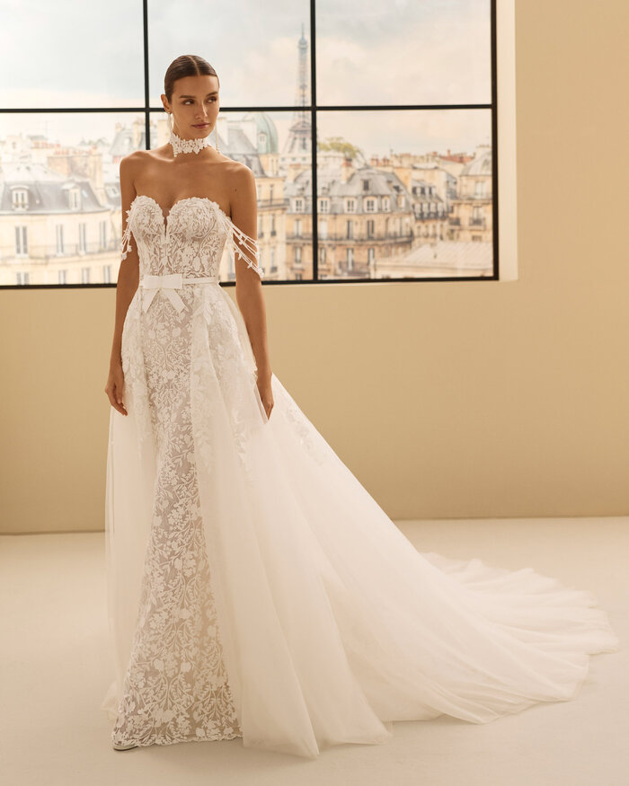 Das Brautkleid Narel von Rosa Clara Brautkleid Narel von Rosa Clará mit floraler Spitze, figurbetonter Silhouette und eleganter Schleppe