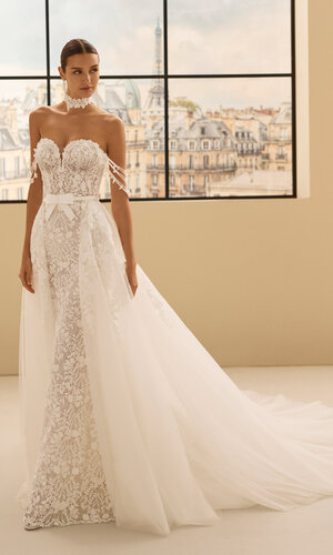 Das Brautkleid Narel von Rosa Clara Brautkleid Narel von Rosa Clará mit floraler Spitze, figurbetonter Silhouette und eleganter Schleppe