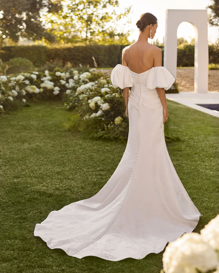 Das Brautkleid Nur von Rosa Clara Brautkleid Nur von Rosa Clará in Ivory mit elegantem schulterfreiem Ausschnitt, figurbetonter Silhouette, fließendem Rock und moderner Schleppe – hochwertiges Hochzeitskleid für stilvolle Bräute