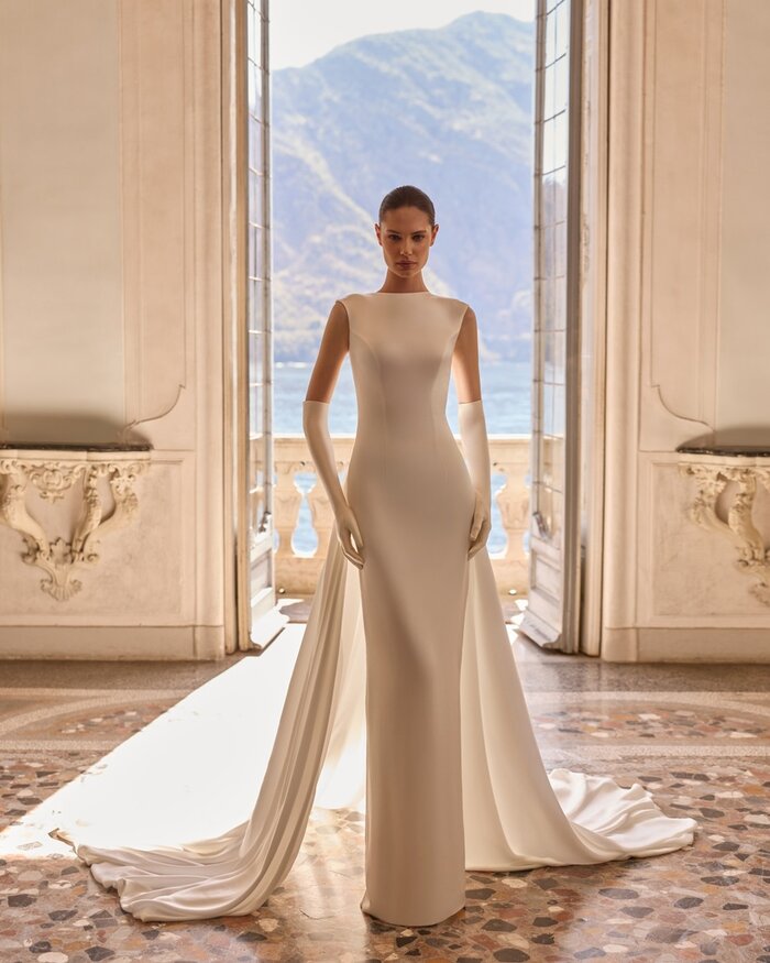 Das Brautkleid Turquoise von Alberto Palatchi Brautkleid Turquoise von Alberto Palatchi mit elegantem tiefen Rückenausschnitt, langen Ärmeln, figurbetontem Schnitt und ausgestelltem Rock mit Schleppe