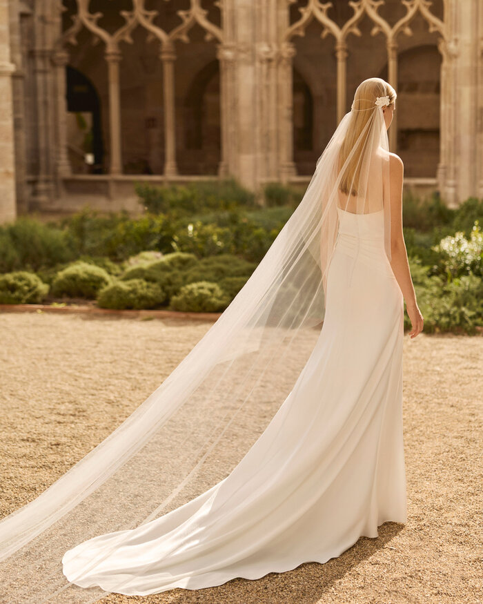 Brautkleid Lavanda von Rosa Clará mit elegantem Neckholder-Ausschnitt, drapiertem Oberteil und fließender Silhouette mit langer Schleppe