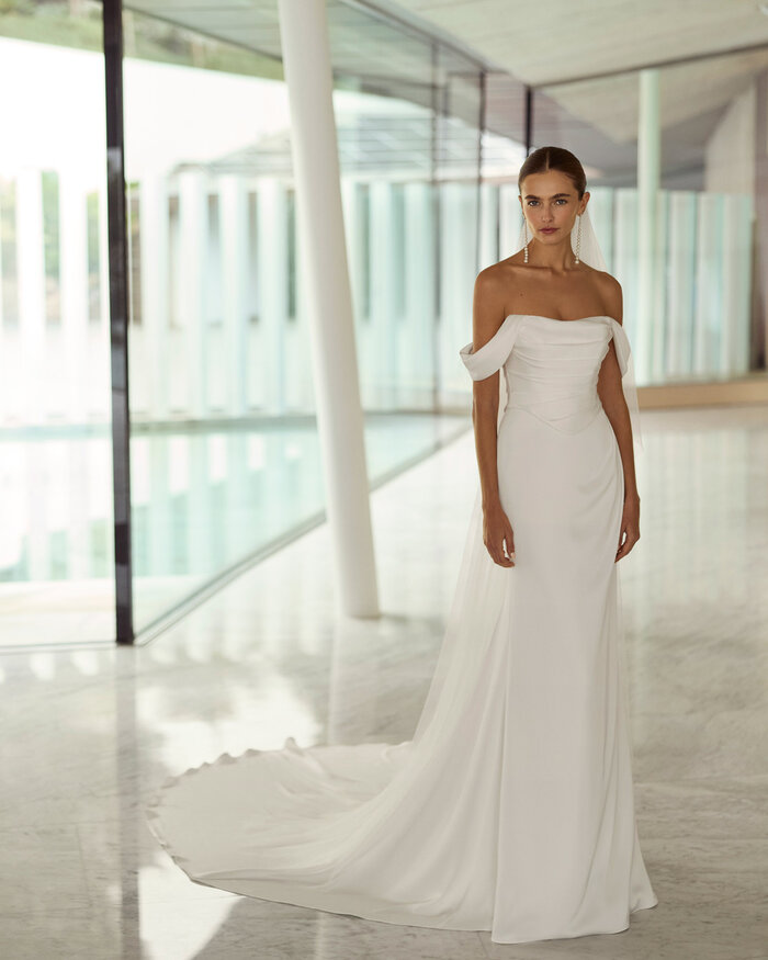 Das Brautkleid Garazi von Rosa Clara Brautkleid Garazi von Rosa Clará mit elegantem Off-Shoulder-Ausschnitt, drapiertem Oberteil und fließender Silhouette mit langer Schleppe