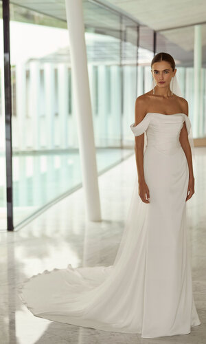Das Brautkleid Garazi von Rosa Clara Brautkleid Garazi von Rosa Clará mit elegantem Off-Shoulder-Ausschnitt, drapiertem Oberteil und fließender Silhouette mit langer Schleppe