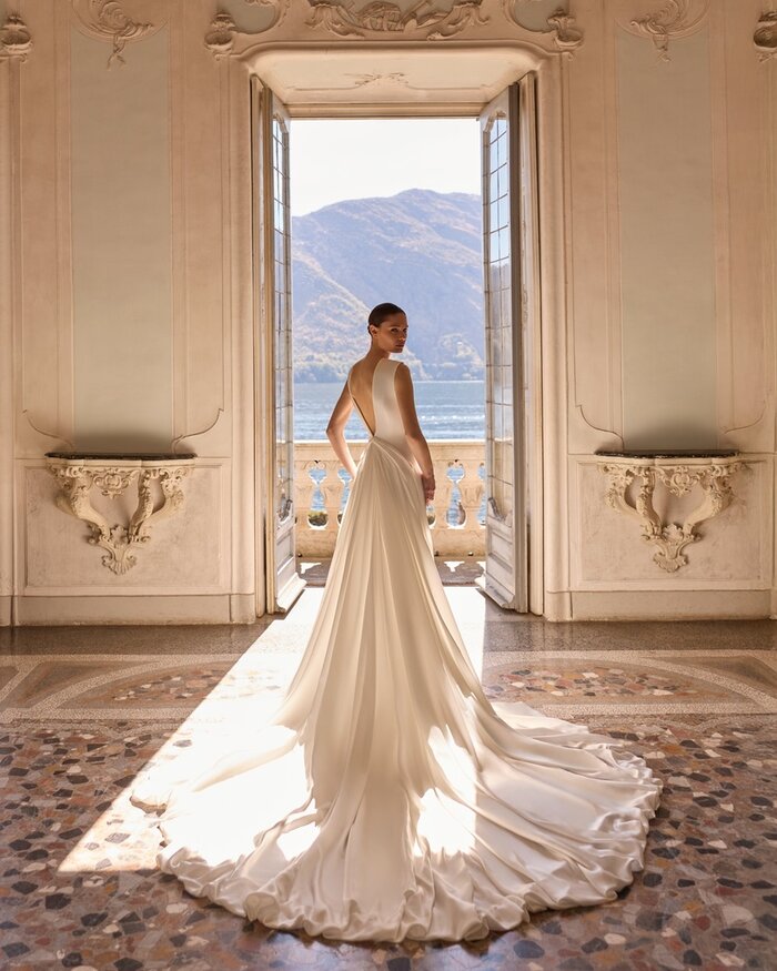 Das Brautkleid Turquoise von Alberto Palatchi Brautkleid Turquoise von Alberto Palatchi mit elegantem tiefen Rückenausschnitt, langen Ärmeln, figurbetontem Schnitt und ausgestelltem Rock mit Schleppe
