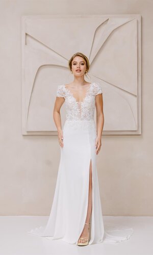 Das Brautkleid Soraya von Marylise Elegantes Brautkleid „Soraya“ von Marylise mit floralem Spitzenoberteil, tiefem V-Ausschnitt, kurzem Ärmel und Beinschlitz