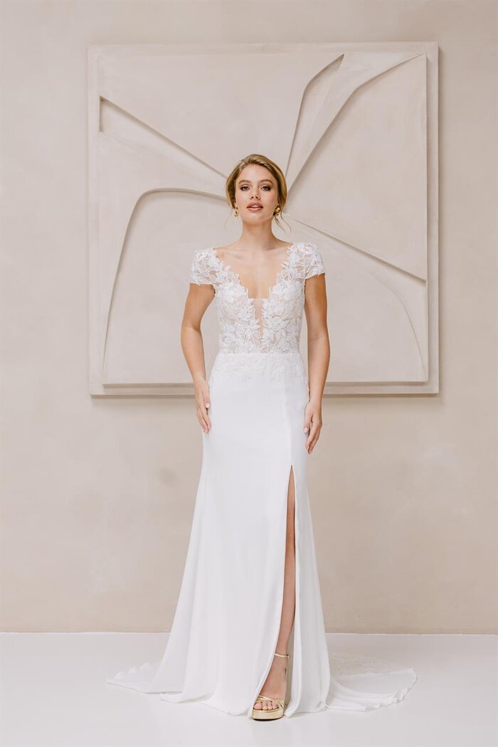 Das Brautkleid Soraya von Marylise Elegantes Brautkleid „Soraya“ von Marylise mit floralem Spitzenoberteil, tiefem V-Ausschnitt, kurzem Ärmel und Beinschlitz