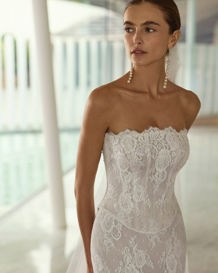 Brautkleid Gioconda von Rosa Clará als Zweiteiler mit eleganter Spitzen-Corsage und langem Spitzenrock mit Schleppe