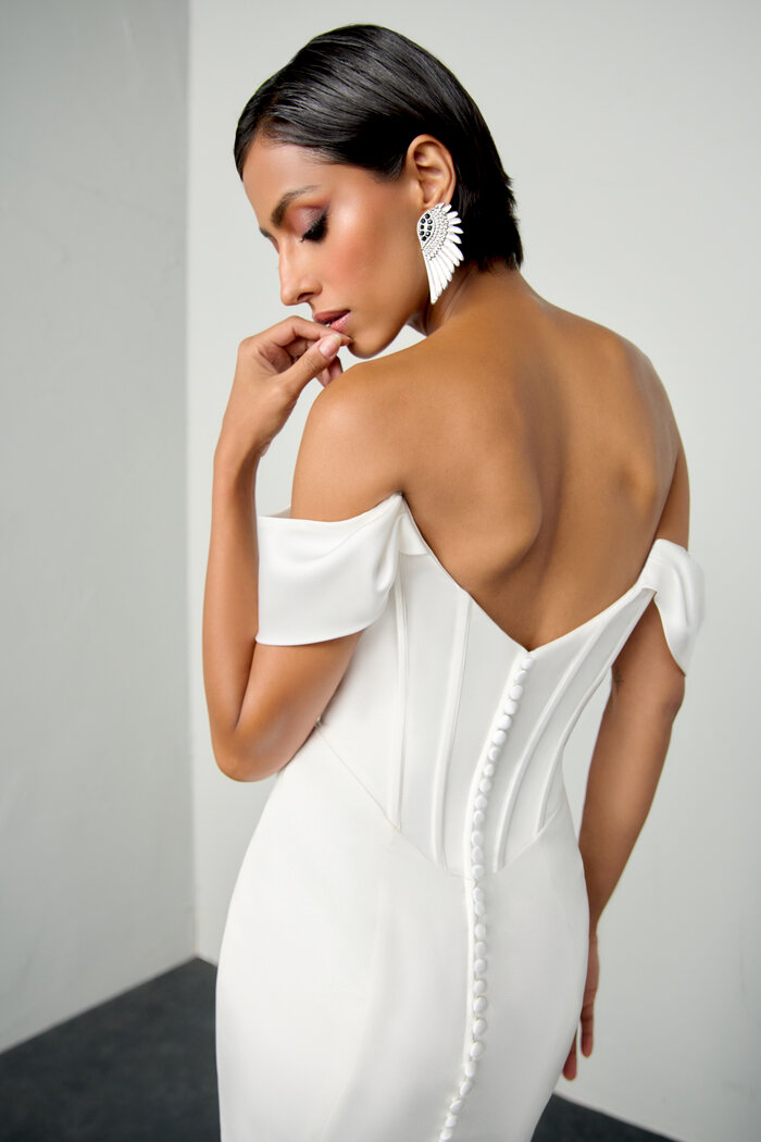 Elegantes Brautkleid „Tempest“ von Justin Alexander mit Corsagenoberteil und breiten Carmenträgern, Drapierung und hohem Beinschlitz aus Satinstoff in der Rückenansicht mit V-Rücken und Knopfleiste