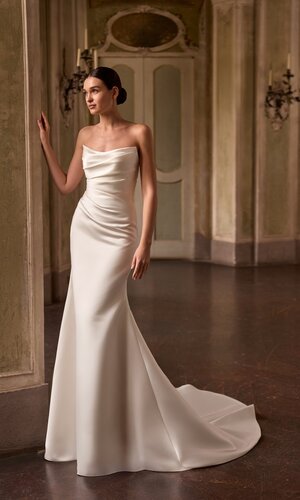 Das Brautkleid Petunia von Alberto Palatchi Brautkleid Petunia von Alberto Palatchi aus Satin ,drapiertem Oberteil, figurbetontem Fit-and-Flare-Schnitt und Schleppe