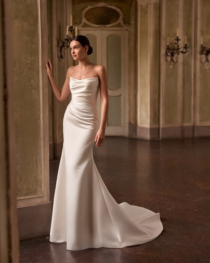 Brautkleid Petunia von Alberto Palatchi aus Satin ,drapiertem Oberteil, figurbetontem Fit-and-Flare-Schnitt und Schleppe