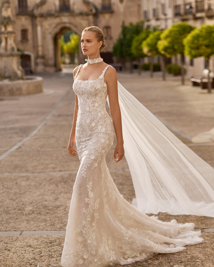Brautkleid Luan von Rosa Clará mit floraler Spitze, figurbetonter Silhouette und eleganter Schleppe