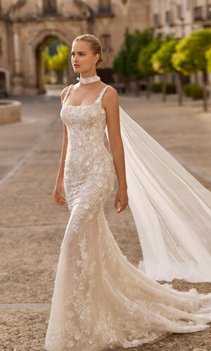 Das Brautkleid Luan von Rosa Clara Brautkleid Luan von Rosa Clará mit floraler Spitze, figurbetonter Silhouette und eleganter Schleppe