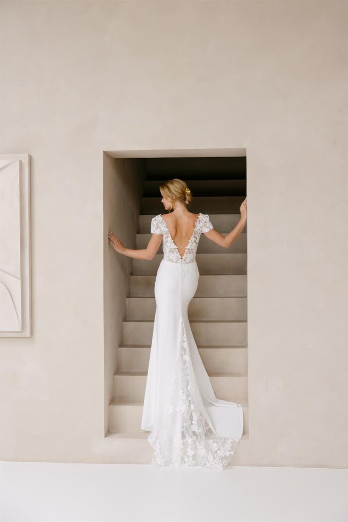 Das Brautkleid Soraya von Marylise Brautkleid „Soraya“ von Marylise mit tiefem Rückenausschnitt, floraler Spitze und langer floraler Schleppe