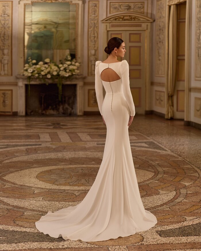 Brautkleid Bellis von Alberto Palatchi mit elegantem eckigem Ausschnitt, langen Ärmeln, figurbetontem Schnitt und ausgestelltem Rock mit Schleppe