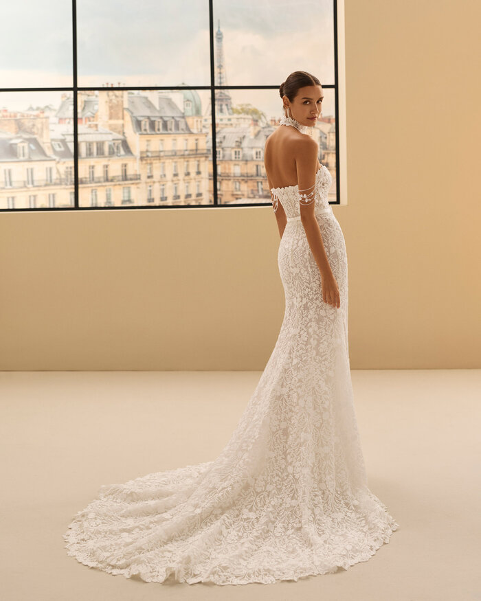 Das Brautkleid Narel von Rosa Clara Brautkleid Narel von Rosa Clará mit floraler Spitze, figurbetonter Silhouette und eleganter Schleppe