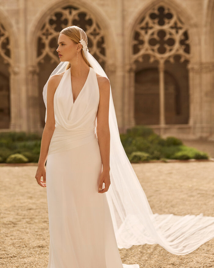 Brautkleid Lavanda von Rosa Clará mit elegantem Neckholder-Ausschnitt, drapiertem Oberteil und fließender Silhouette mit langer Schleppe