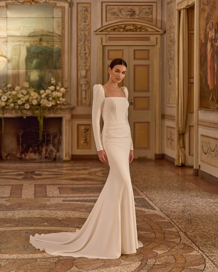 Brautkleid Bellis von Alberto Palatchi mit elegantem eckigem Ausschnitt, langen Ärmeln, figurbetontem Schnitt und ausgestelltem Rock mit Schleppe