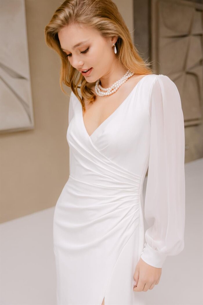 Elegantes Brautkleid „Vanessa“ von Marylise mit tiefem V-Ausschnitt, langen transparenten Ärmeln, Drapierungen und fließender Schleppe