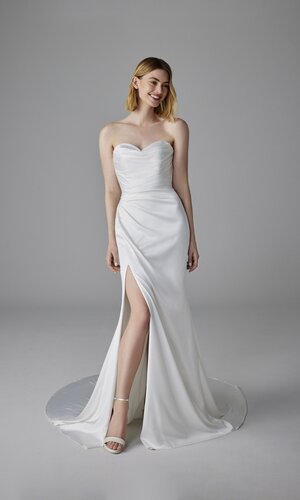 Das Brautkleid Romentina von Pronovias Eine Braut posiert in dem Brautkleid Romentina von Pronovias vor schlichter grauer Studiowand