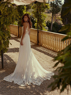Das Brautkleid Debra von Modeca Elegantes Brautkleid „Debra“ von Modeca mit filigraner Spitze, tiefem V-Ausschnitt und fließendem Chiffonrock