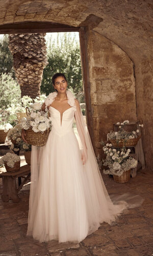 Brautkleid Marleah von Modeca Ganzkörperaufnahme einer Braut in einem mediterranen Gewölbe,, sie trägt das Brautkleid Marleah von Modeca