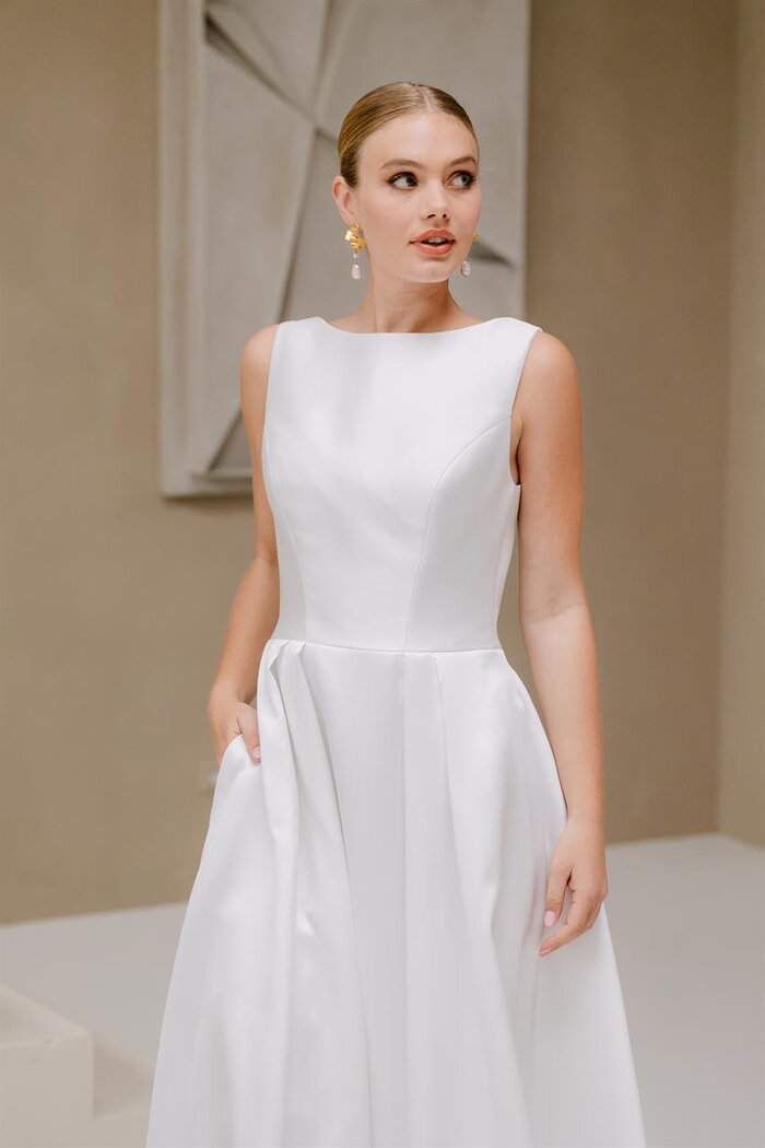 Das Brautkleid Reina von Marylise Modernes Brautkleid „Reina“ von Marylise mit hochgeschlossenem Oberteil, fließendem A-Linien-Rock und langer Schleppe