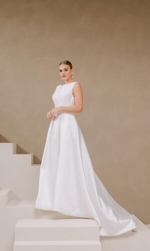 Das Brautkleid Reina von Marylise Modernes Brautkleid „Reina“ von Marylise mit hochgeschlossenem Oberteil, fließendem A-Linien-Rock und langer Schleppe