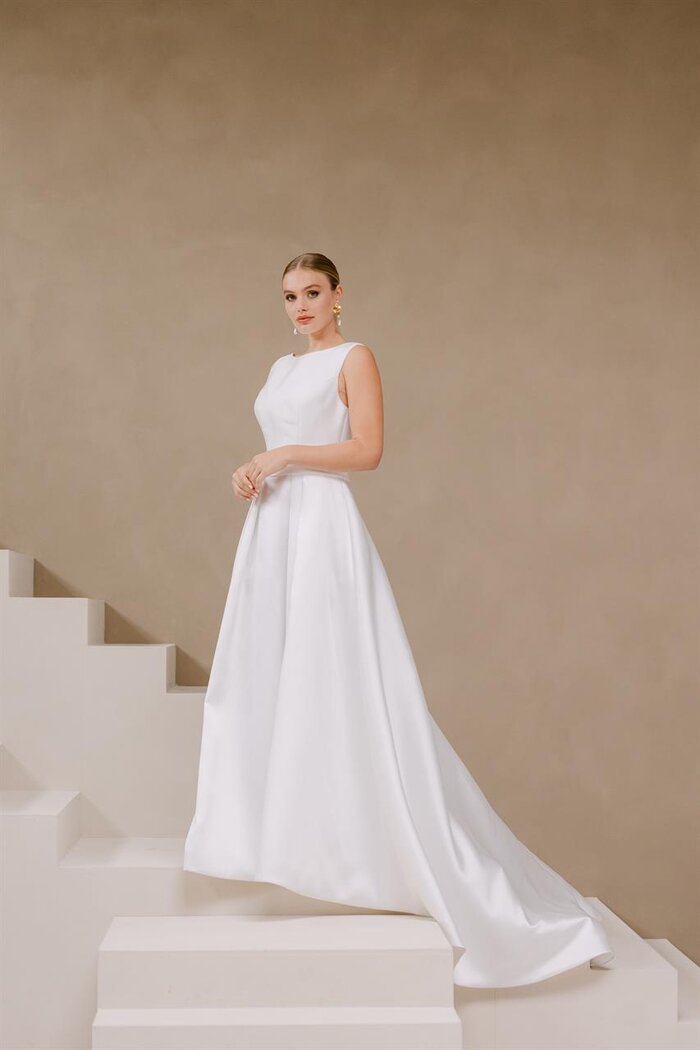 Das Brautkleid Reina von Marylise Modernes Brautkleid „Reina“ von Marylise mit hochgeschlossenem Oberteil, fließendem A-Linien-Rock und langer Schleppe