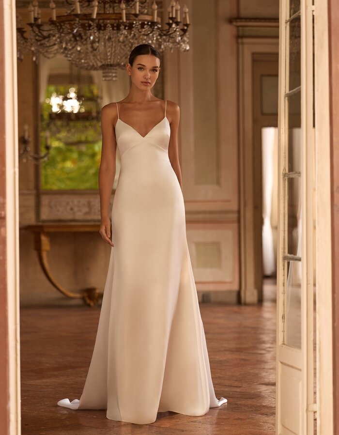 Das Brautkleid Hildur von Alberto Palatchi Brautkleid Hildur von Alberto Palatchi aus Satin in einer fließenden A-Linie mit Spaghettiträgern mit kurzer Schleppe