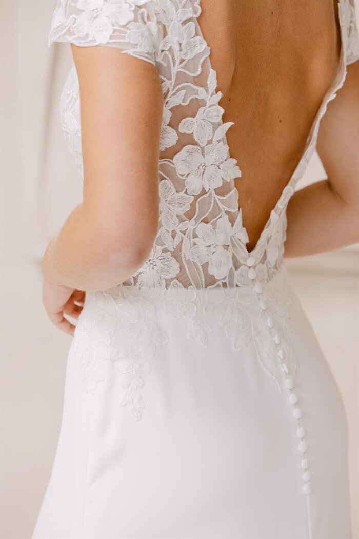 Das Brautkleid Soraya von Marylise Brautkleid „Soraya“ von Marylise mit tiefem Rückenausschnitt, floraler Spitze und langer Schleppe