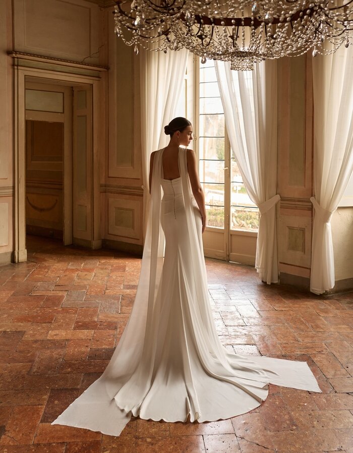 Brautkleid Malin von Alberto Palatchi mit elegantem Bandeau-Ausschnitt, drapiertem Oberteil, figurbetontem Fit-and-Flare-Schnitt und fließender Schleppe