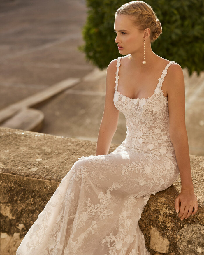 Brautkleid Luan von Rosa Clará mit floraler Spitze, figurbetonter Silhouette und eleganter Schleppe