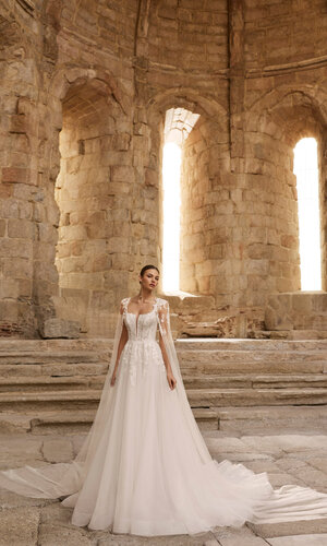 Das Brautkleid Petalo von Adriana Alier Romantisches weißes Brautkleid mit floraler Spitze,glitzernden Pailletten im fließenden Rock und langer Schleppe