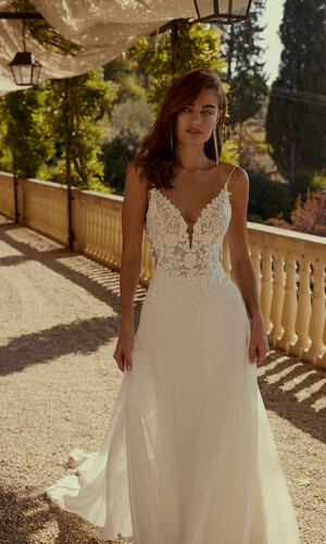 Das Brautkleid Debra von Modeca Elegantes Brautkleid „Debra“ von Modeca mit filigraner Spitze, tiefem V-Ausschnitt und fließendem Chiffonrock