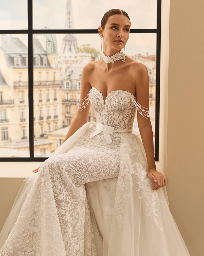 Das Brautkleid Narel von Rosa Clara Brautkleid Narel von Rosa Clará mit floraler Spitze, figurbetonter Silhouette und eleganter Schleppe