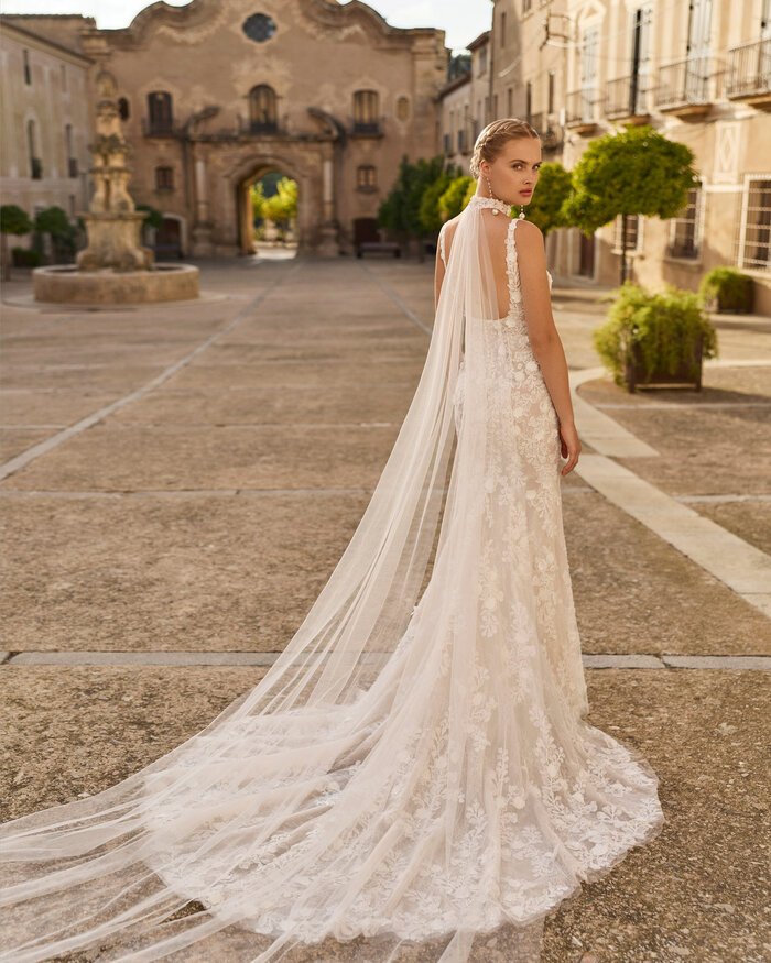Brautkleid Luan von Rosa Clará mit floraler Spitze, figurbetonter Silhouette und eleganter Schleppe in der Rückenansicht