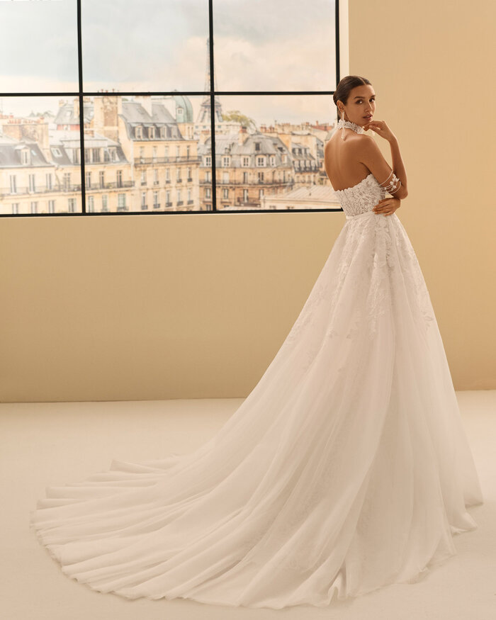 Das Brautkleid Narel von Rosa Clara Brautkleid Narel von Rosa Clará mit floraler Spitze, figurbetonter Silhouette und eleganter Schleppe