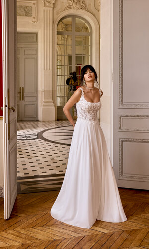 Brautkleid Patrice von Justin Alexander Braut in einem eleganten A-Linien-Brautkleid von Patrice by Justin Alexander mit floraler 3D-Spitze am Oberteil und fließendem Chiffonrock in einem stilvollen historischen Palais