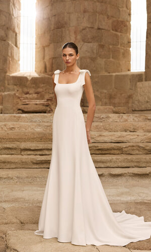 Das Brautkleid Paiva von Rosa Clara Brautkleid Paiva von Rosa Clará aus schlichtem Crêpe Stoff in schmaler Silhouette mit abnehmbaren Chiffonärmeln