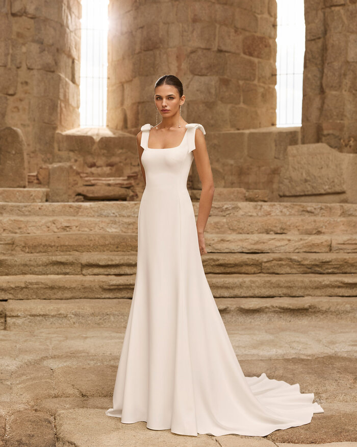 Das Brautkleid Paiva von Rosa Clara Brautkleid Paiva von Rosa Clará aus schlichtem Crêpe Stoff in schmaler Silhouette mit abnehmbaren Chiffonärmeln
