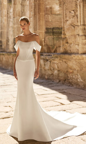 Brautkleid Pravia von Adriana Alier Ganzkörperaufnahme einer Braut vor antiken Steinsäulen, Braut trägt Brautkleid Pravia von Adriana Alier